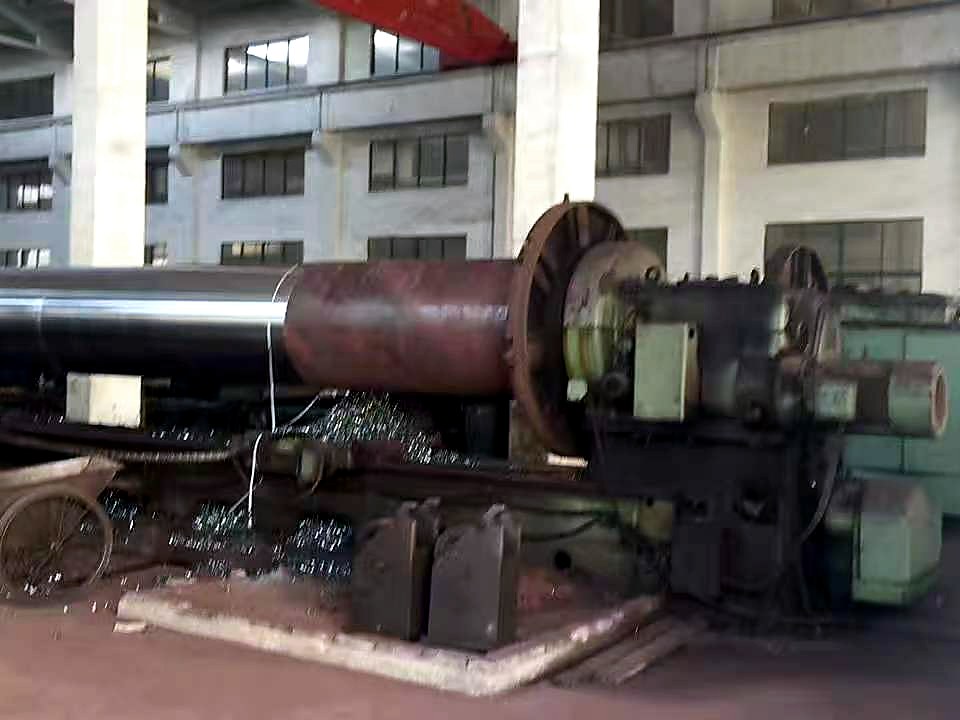 Heavy-duty lathe in the YiGuo workshop